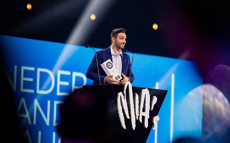 Metejoor houdt zijn MIA-award vast en voert een dankwoord op het podium tijdens de liveshow van de MIA's in Paleis 12