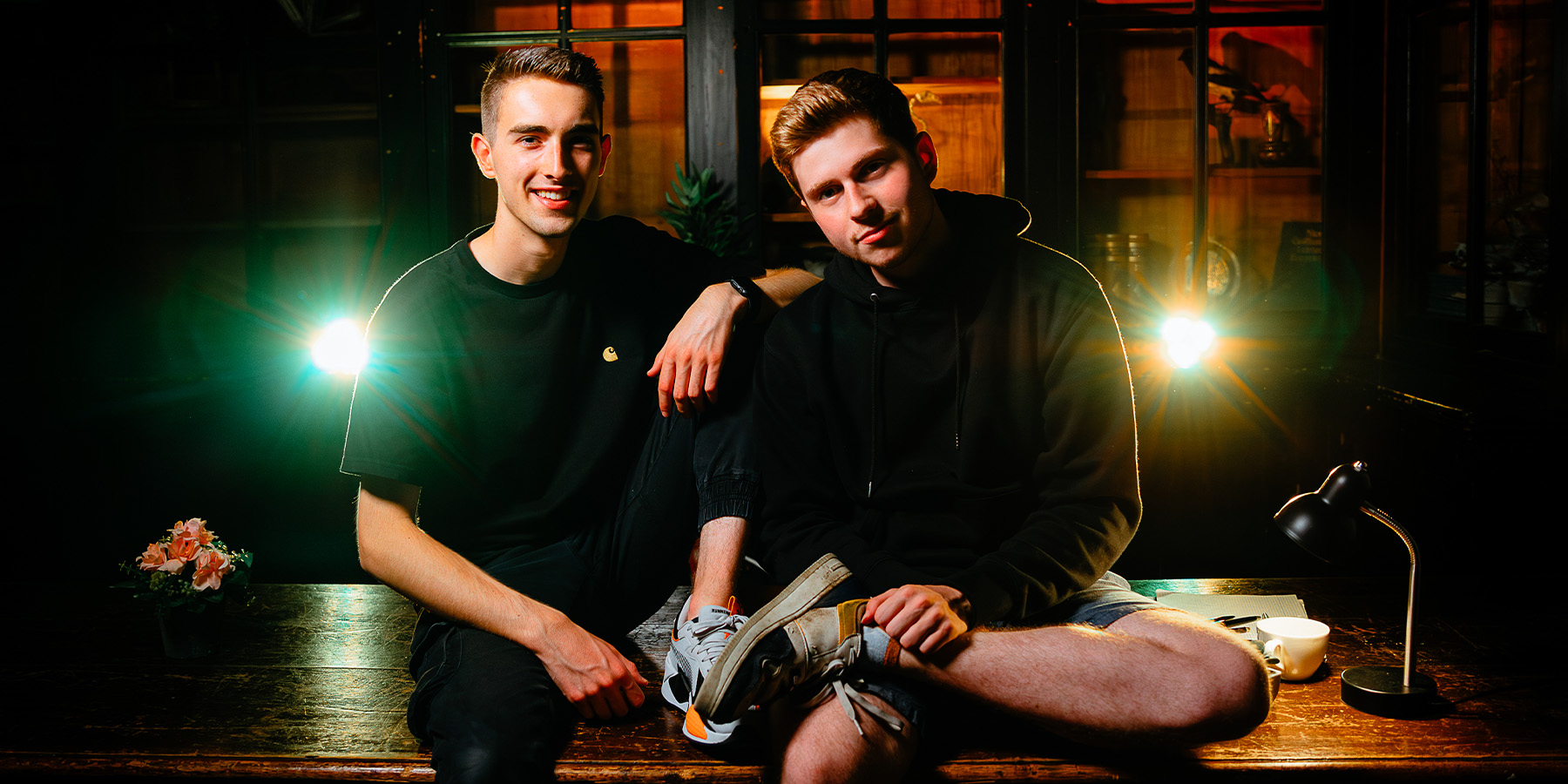 Jonas Jordens en Bob Storms (de twee makers) in de setting van de boektrailer